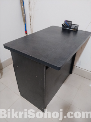 অফিস টেবিল